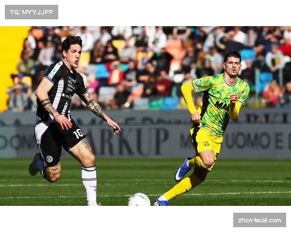 关键瞬间:萨索洛前锋在对手压迫下丢失球权,导致本方被快速反击得分 关键瞬间:萨索洛前锋在对手压迫下丢失球权,导致本方被快速反击得分